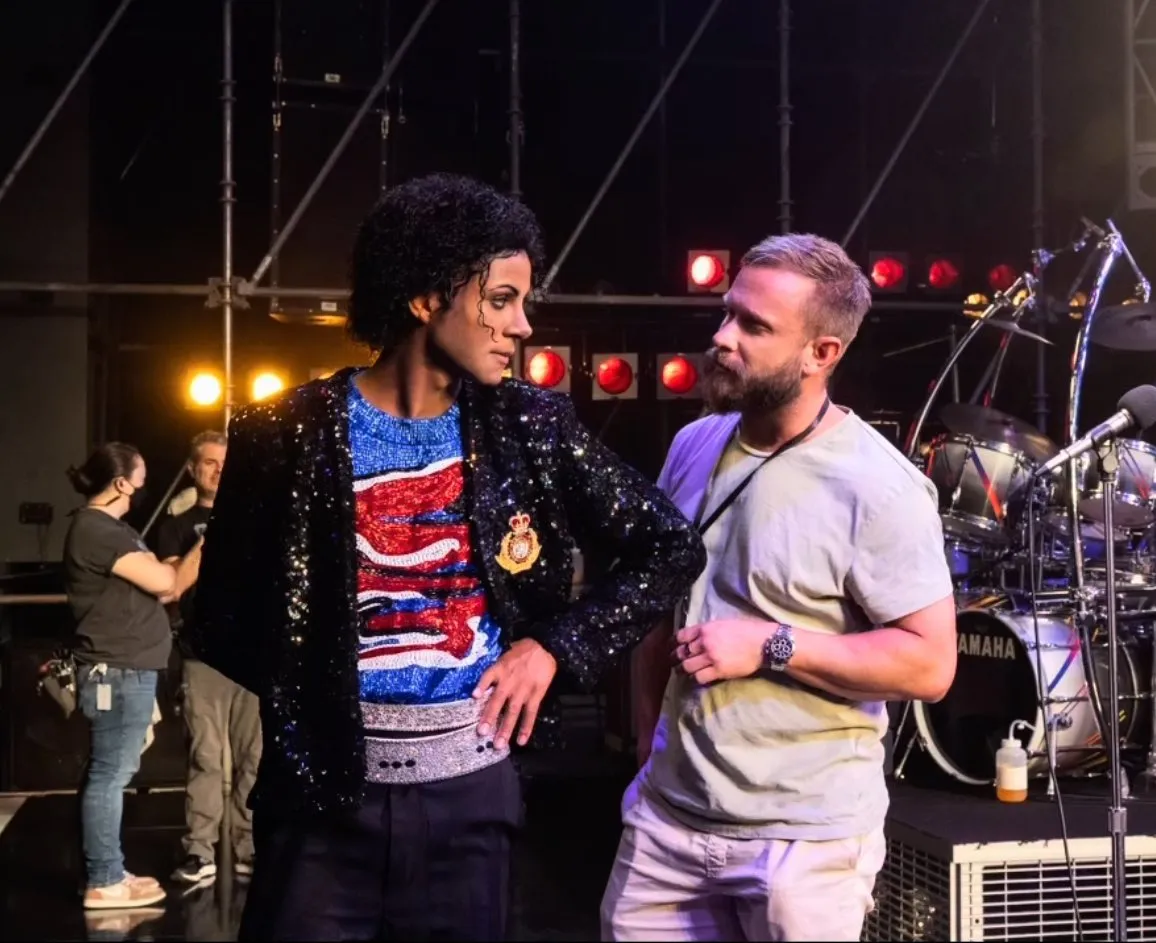 HGo7J_gWcAABNQg Bastidores de MICHAEL mostram o verdadeiro peso de interpretar um ícone