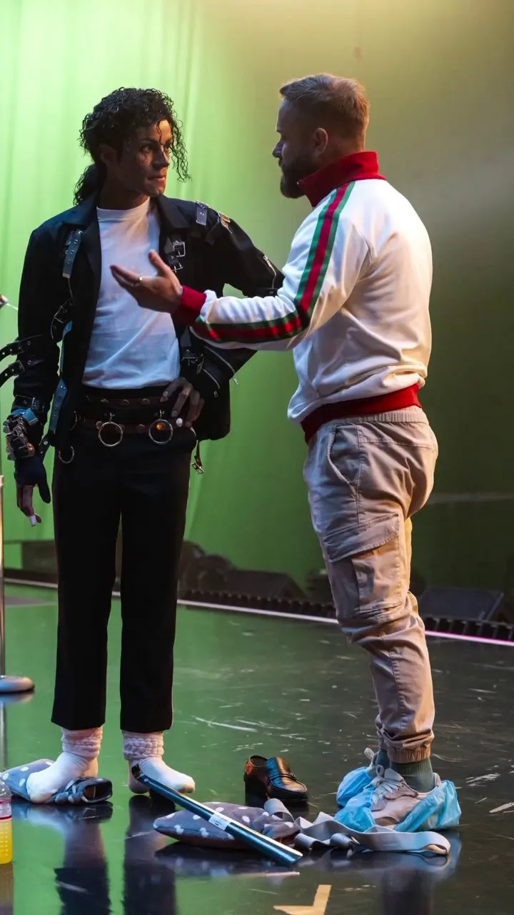 HGo7J_mWwAA5nYp Bastidores de MICHAEL mostram o verdadeiro peso de interpretar um ícone