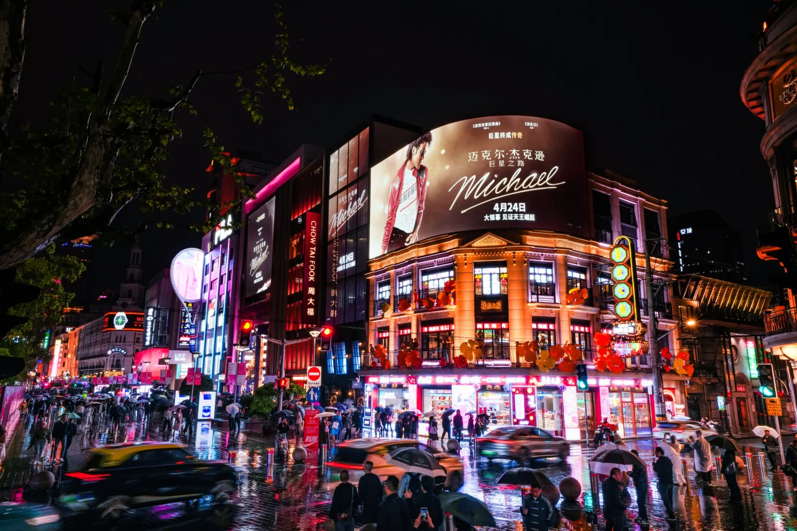 HGt2lSda0AAasoZ-scaled China se rende a Michael Jackson e transforma estreia de filme em espetáculo