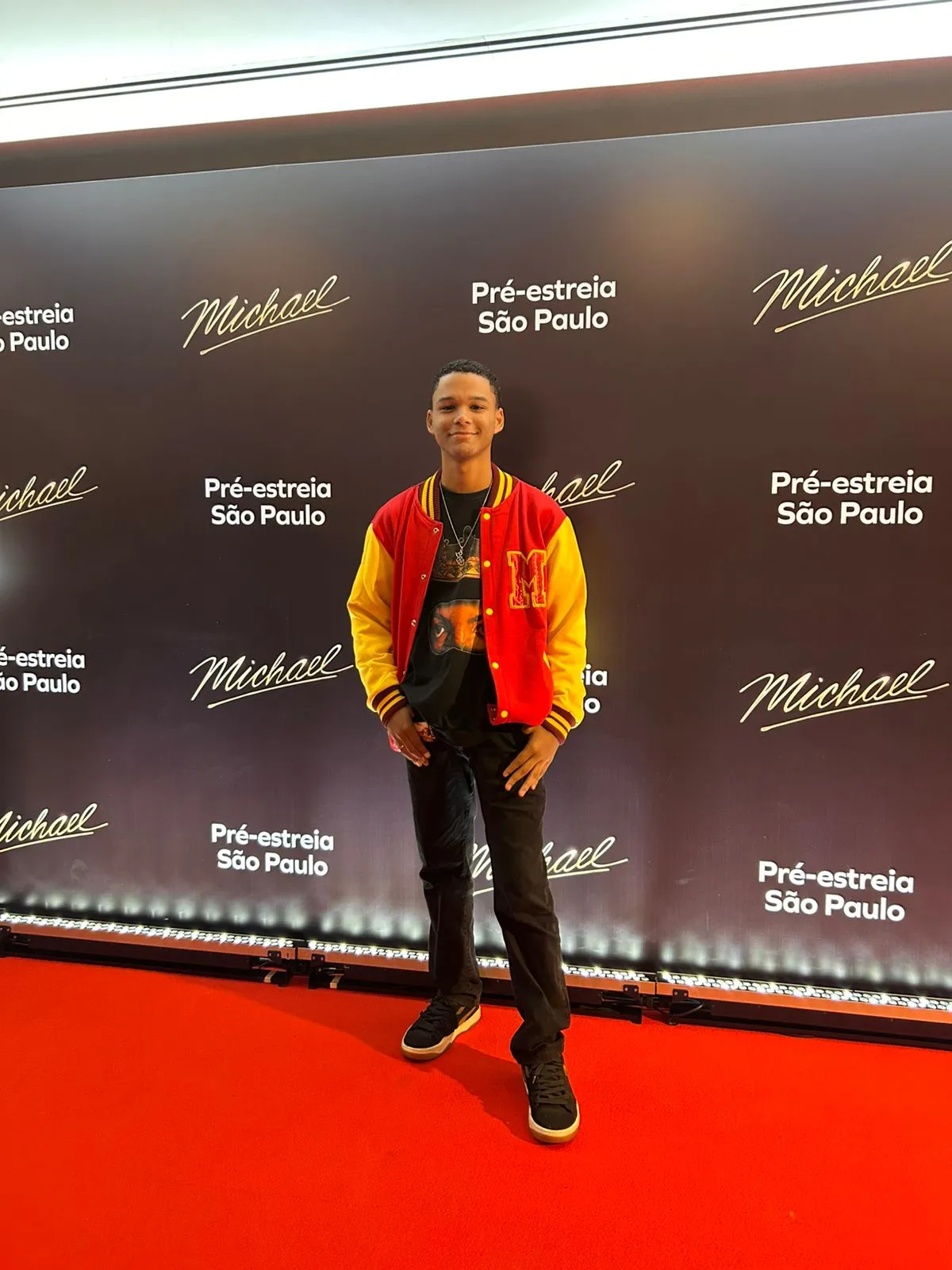 IMG-20260414-WA01871.jpg Entre o Puro e o Perturbador: A Dualidade que Define a Cinebiografia de Michael Jackson