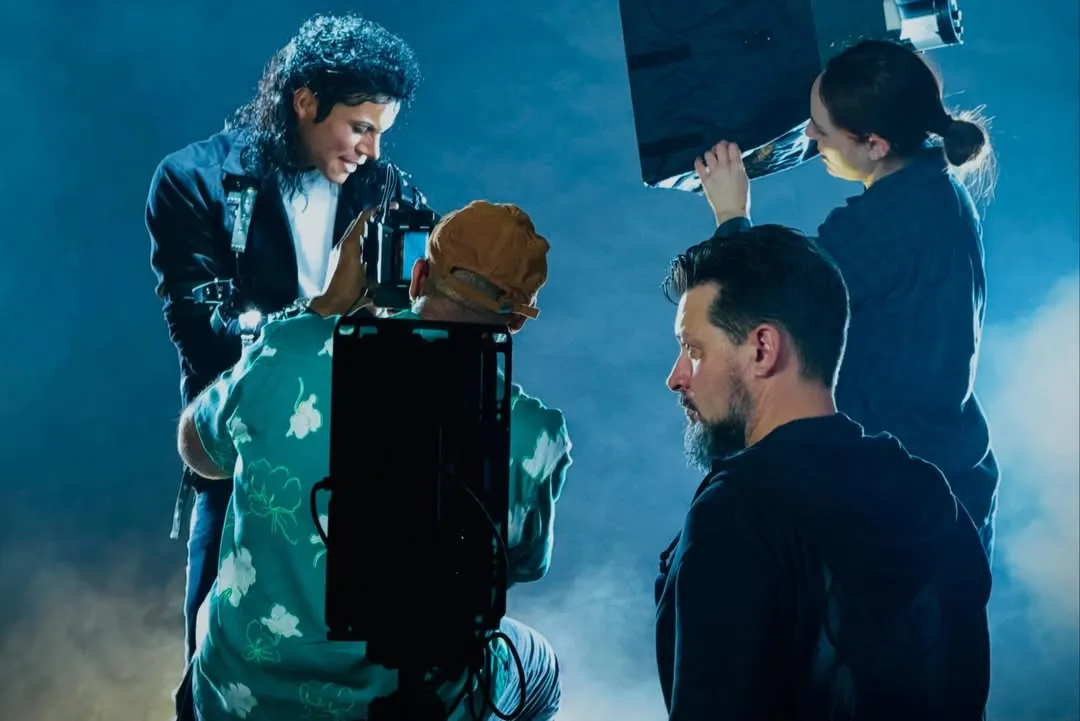 A construção de um ícone: O trabalho que deu vida à estética do filme MICHAEL | Jaafar Jackson no set de fotografia mjbeats.com .br