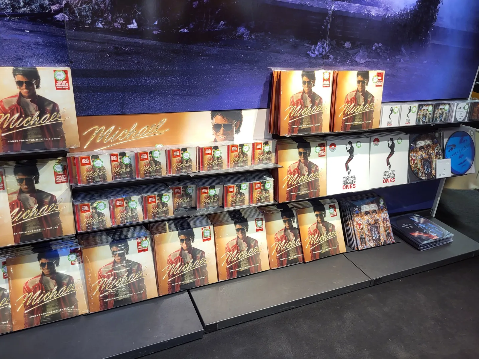 Michael Jackson domina o iTunes mundial com trilha do filme MICHAEL no topo | Michael Jackson domina o iTunes mundial com trilha do filme MICHAEL no topo mjbeats.com .br scaled