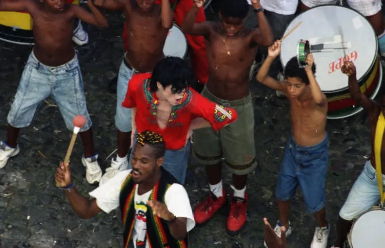 SaveClip.App_654685561_18097812704047825_3200013121234736256_n-1 Fotos inéditas revelam Michael Jackson durante gravação de They Don't Care About Us em Salvador