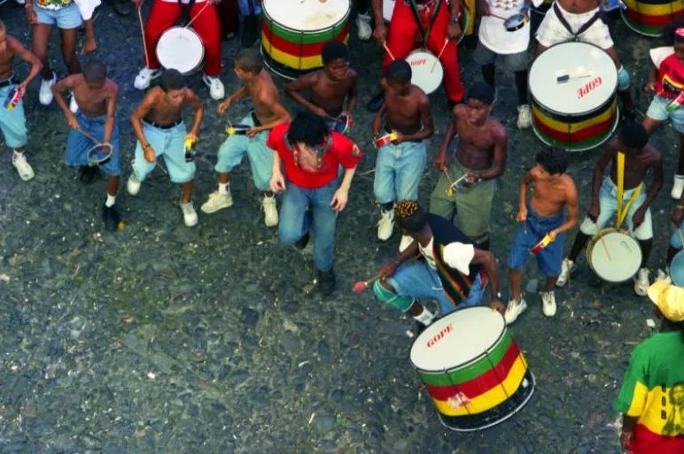 SaveClip.App_654685561_18097812704047825_32000S13121234736A256_n Fotos inéditas revelam Michael Jackson durante gravação de They Don't Care About Us em Salvador