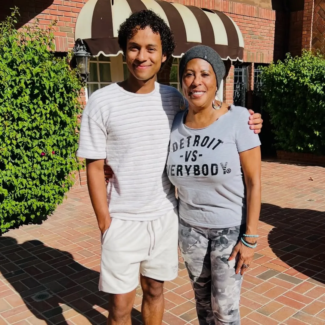 SaveClip.App_670984515_18574985833002740_7888402790150790508_n O trabalho nos bastidores que moldou Jaafar Jackson para viver Michael Jackson nos cinemas