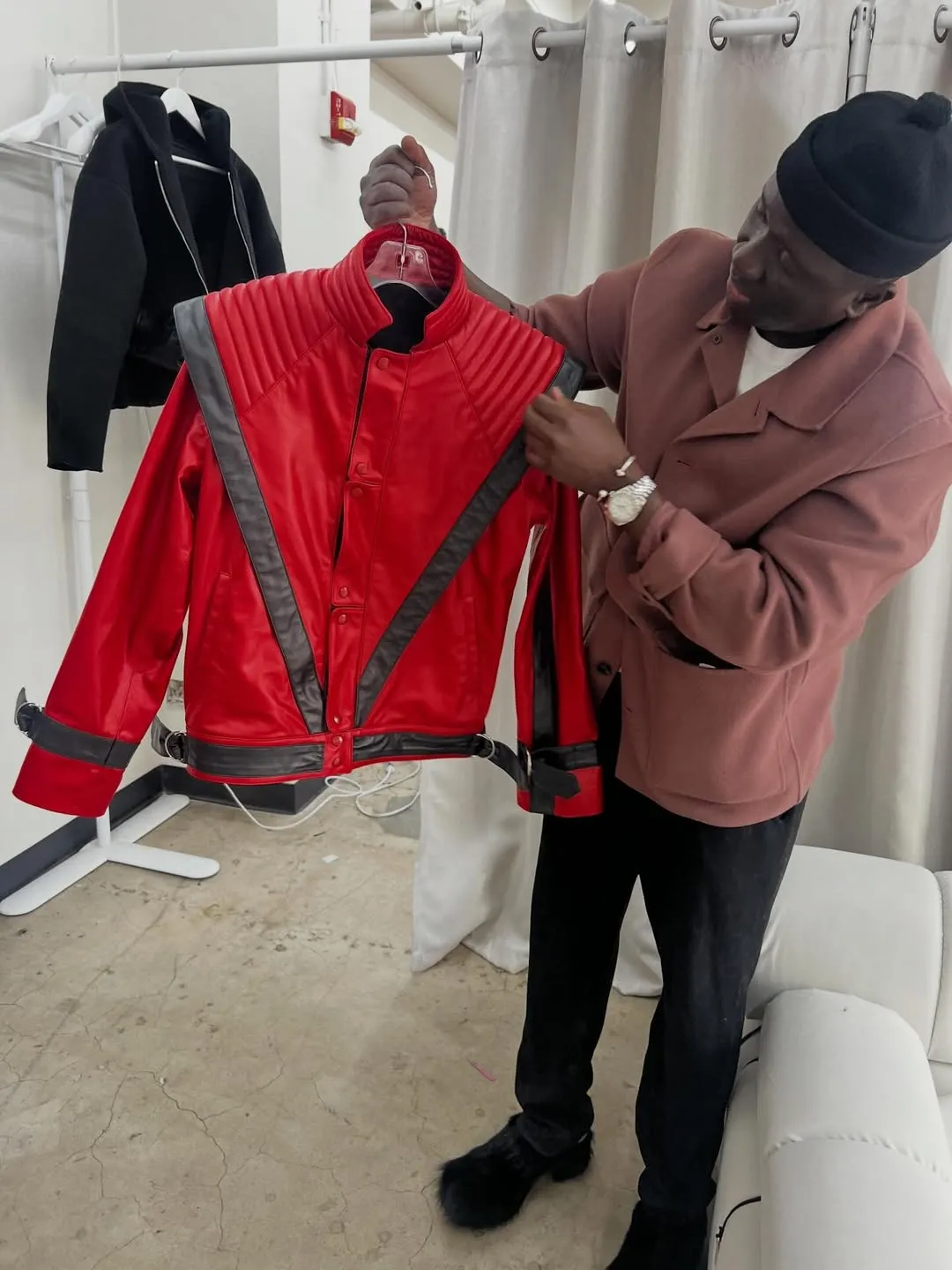 SaveClip.App_671710243_18579037726040157_3692942269224504445_n Do figurino à maquiagem: o esforço gigante para reviver 'Thriller' em MICHAEL