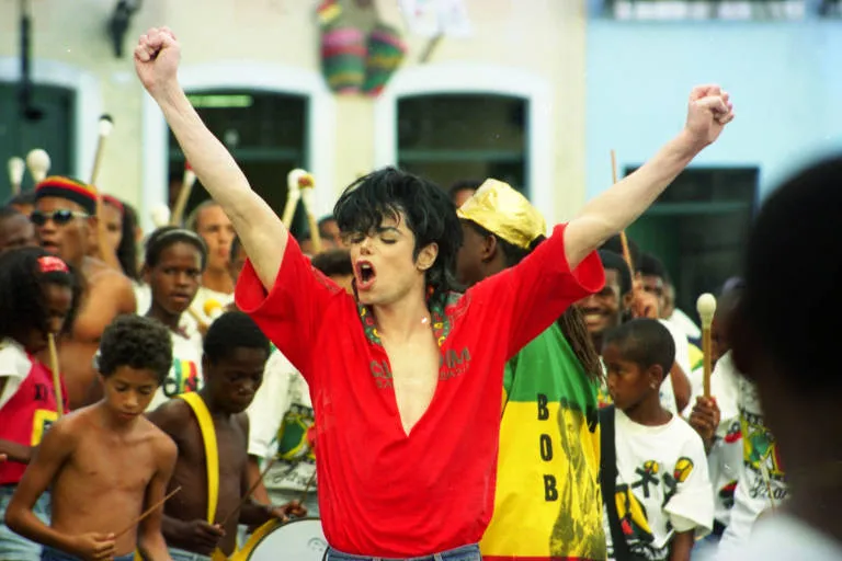bf75148d0c5e8607d8b5f5518ed3ca29-1 Fotos inéditas revelam Michael Jackson durante gravação de They Don't Care About Us em Salvador