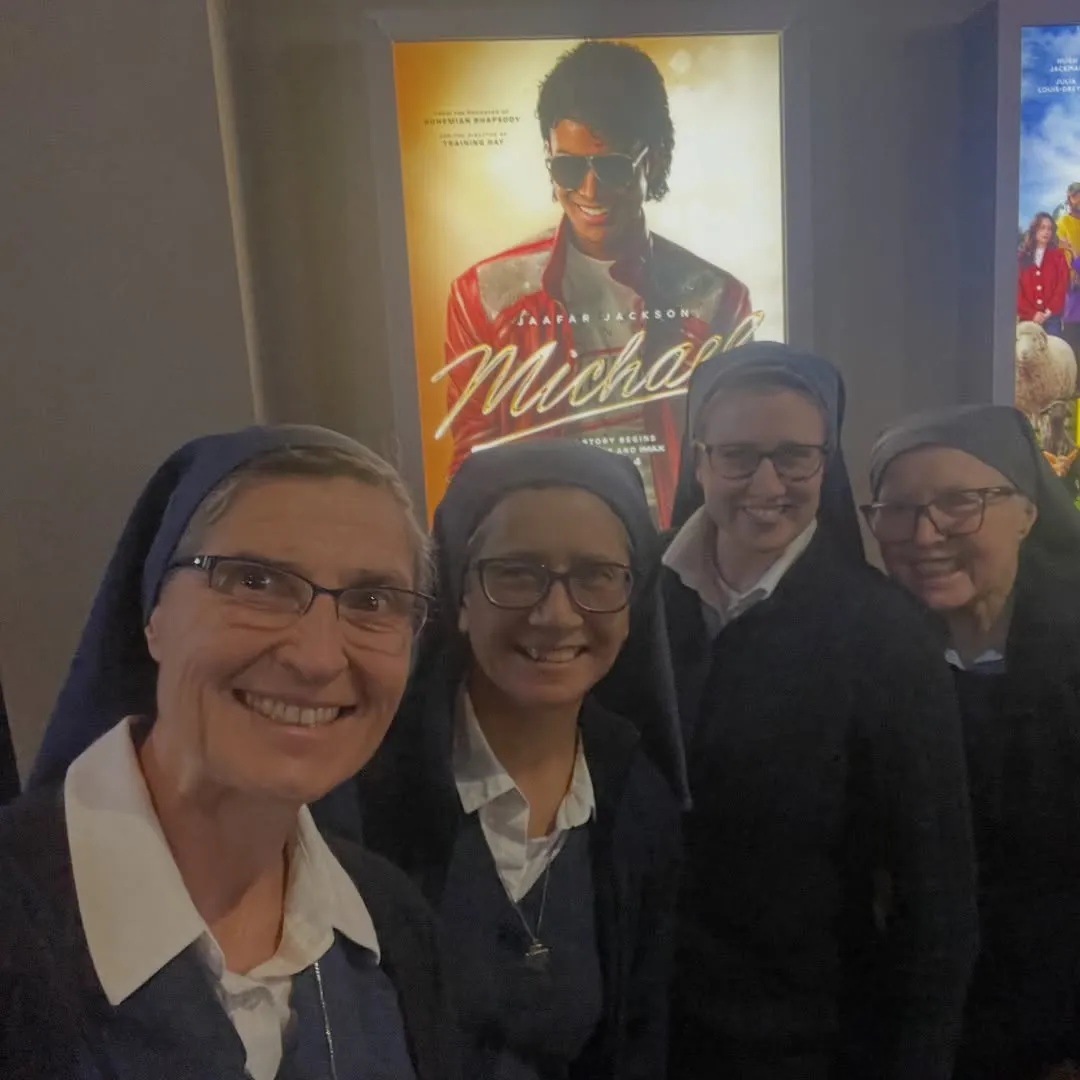 Freiras vão ao cinema e se emocionam com o filme MICHAEL | freiras assistem ao filme MICHAEL mjbeats.com .br