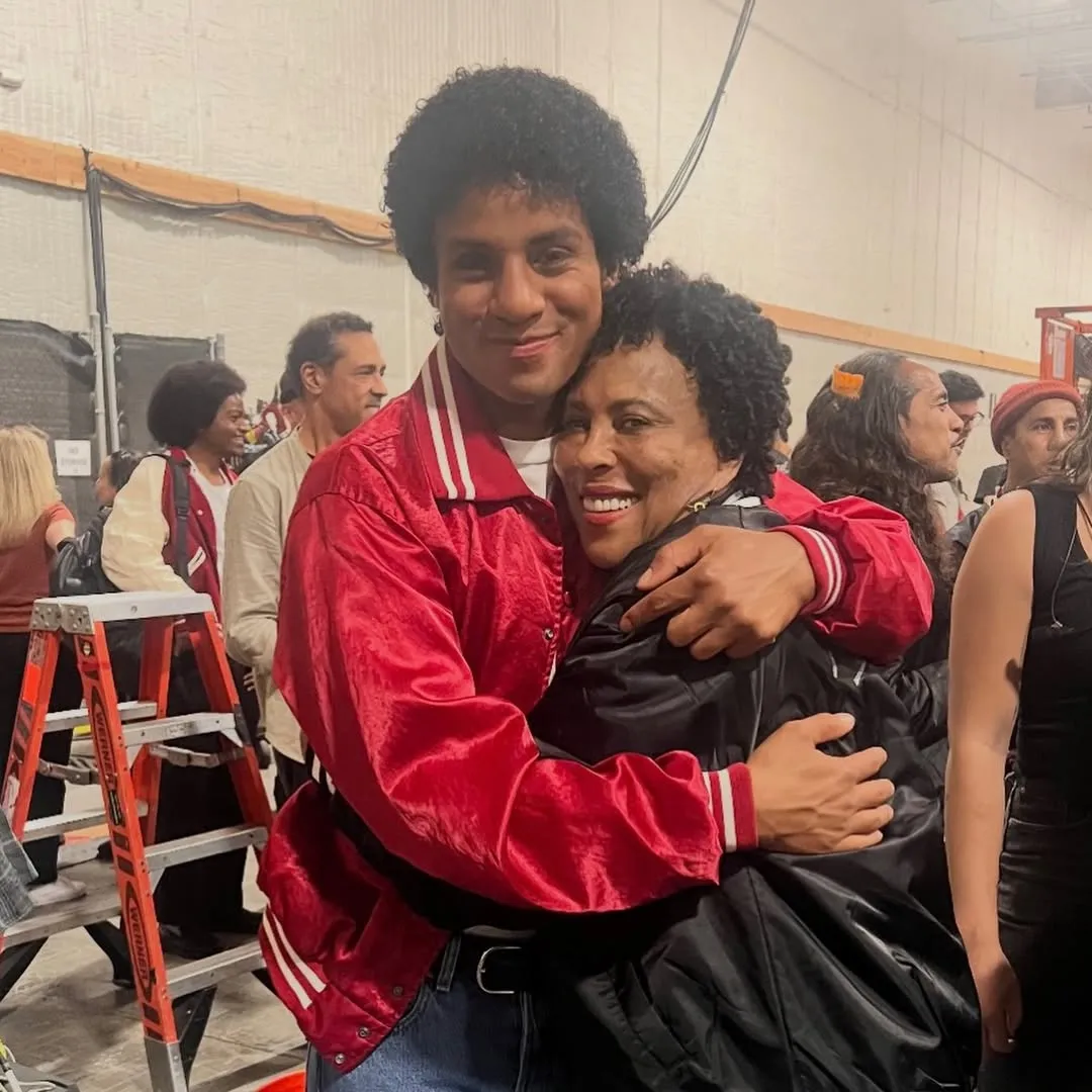 O trabalho nos bastidores que moldou Jaafar Jackson para viver Michael Jackson nos cinemas | mjbeats.com .br Jaafar Jackson com Angela Gibbs
