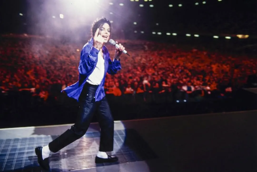 Rei do Pop Michael Jackson segue no topo e deixa nova geração para trás | mjbeats.com .br Jackson Dangerous Tour Cardiff 1992