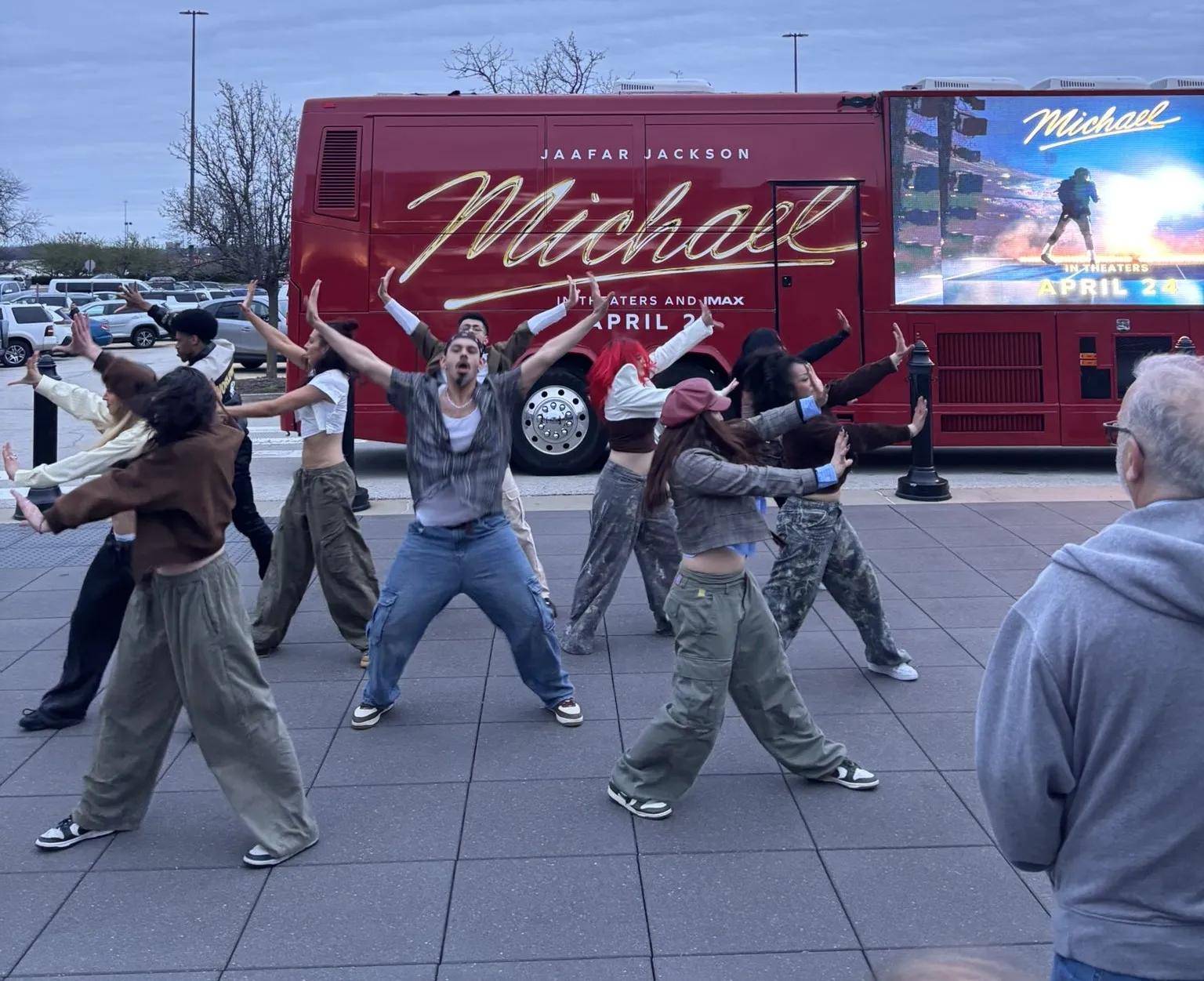 Ônibus de MICHAEL transforma cidades dos EUA em palco de dança 3 Ônibus de MICHAEL transforma cidades dos EUA em palco de dança | mjbeats.com .br Onibus filme MICHAEL Jackson