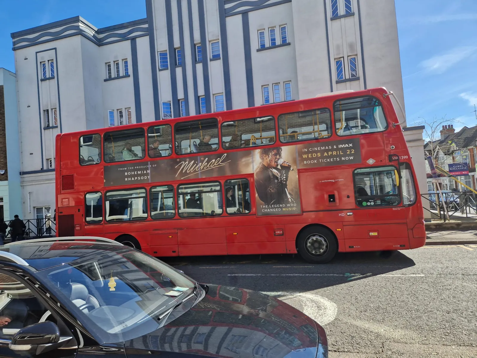 Ônibus e telões: MICHAEL já domina as ruas de Londres | mjbeats.com .br onibus MICHAEL em Londres scaled