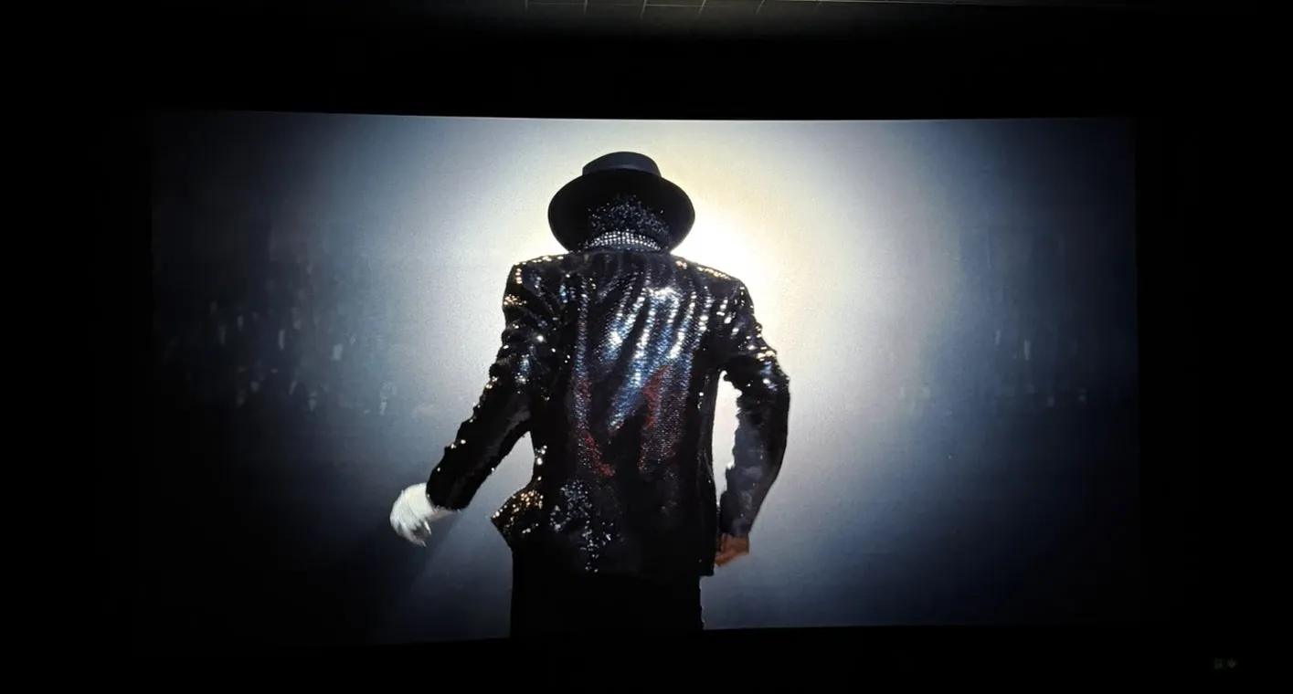 Sucesso de Michael Jackson prova que sua força com o público continua imbatível | no cinema assistindo o file MICHAEL mjbeats.com .br
