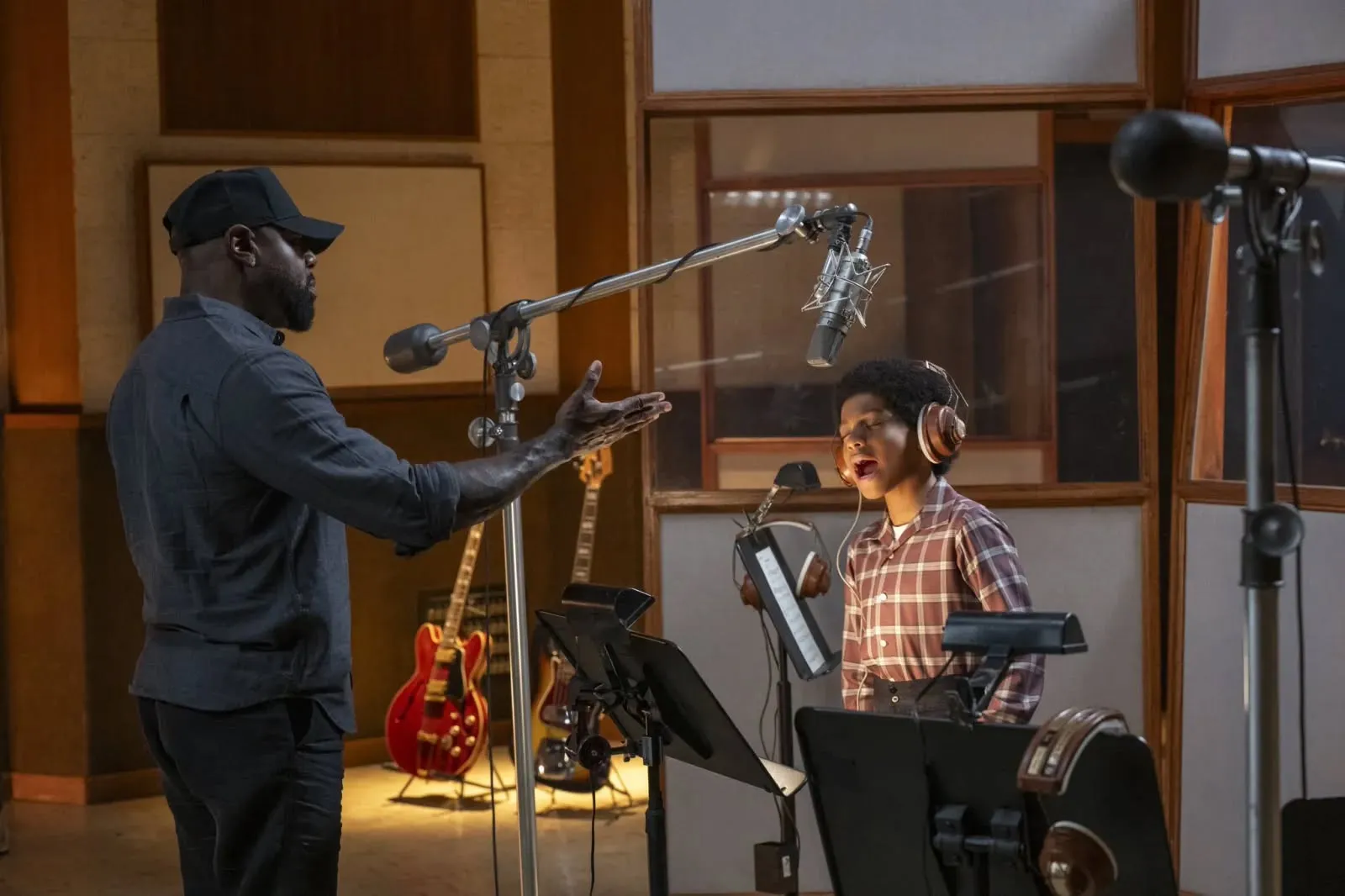 🎤✨-Jaafar-Jackson-em-estudio-recriando-a-iconica-fase-Off-the-Wall-de-Michael-Jackson📸-Um-regi Dois Michaels, um legado: como Jaafar e Valdi dividiram a vida de Michael Jackson no cinema