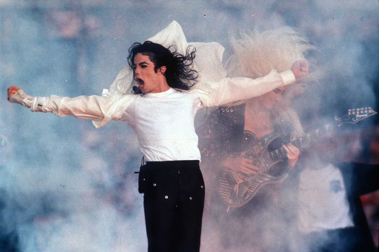 Quase 670 milhões de reproduções levam Michael Jackson ao topo do mundo | 1993 michael jackson super bowl 11 scaled