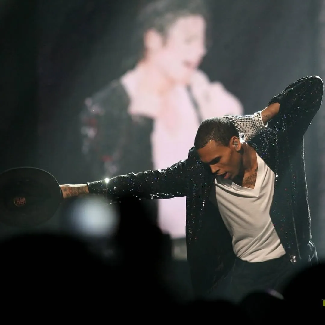 Michael Jackson domina rankings da Billboard e impede volta de Chris Brown ao topo | 536299184 17920871079135612 1378088040186701791 n