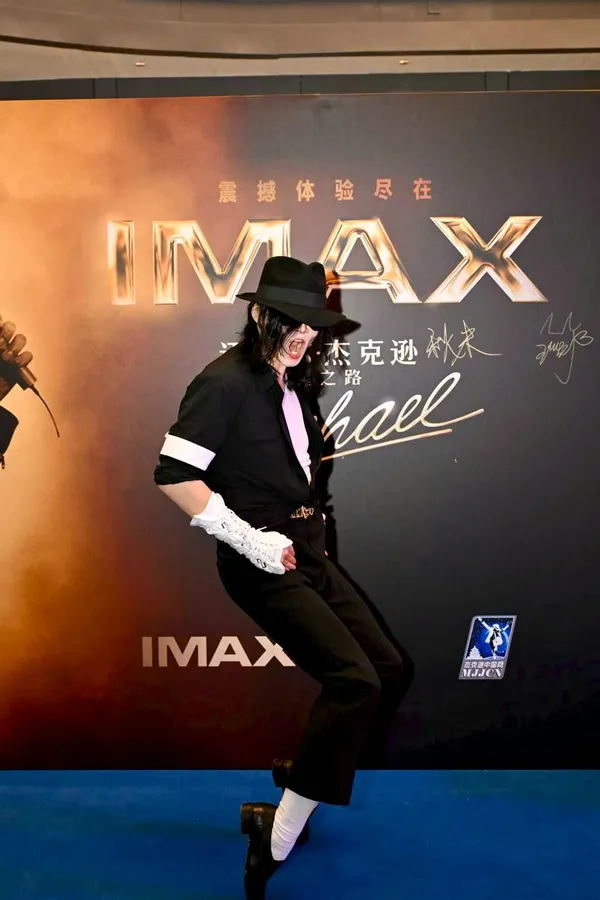 69ef26d5a310d68600fc7063 Sessões lotadas, fãs cantando e recordes: filme MICHAEL cresce na China