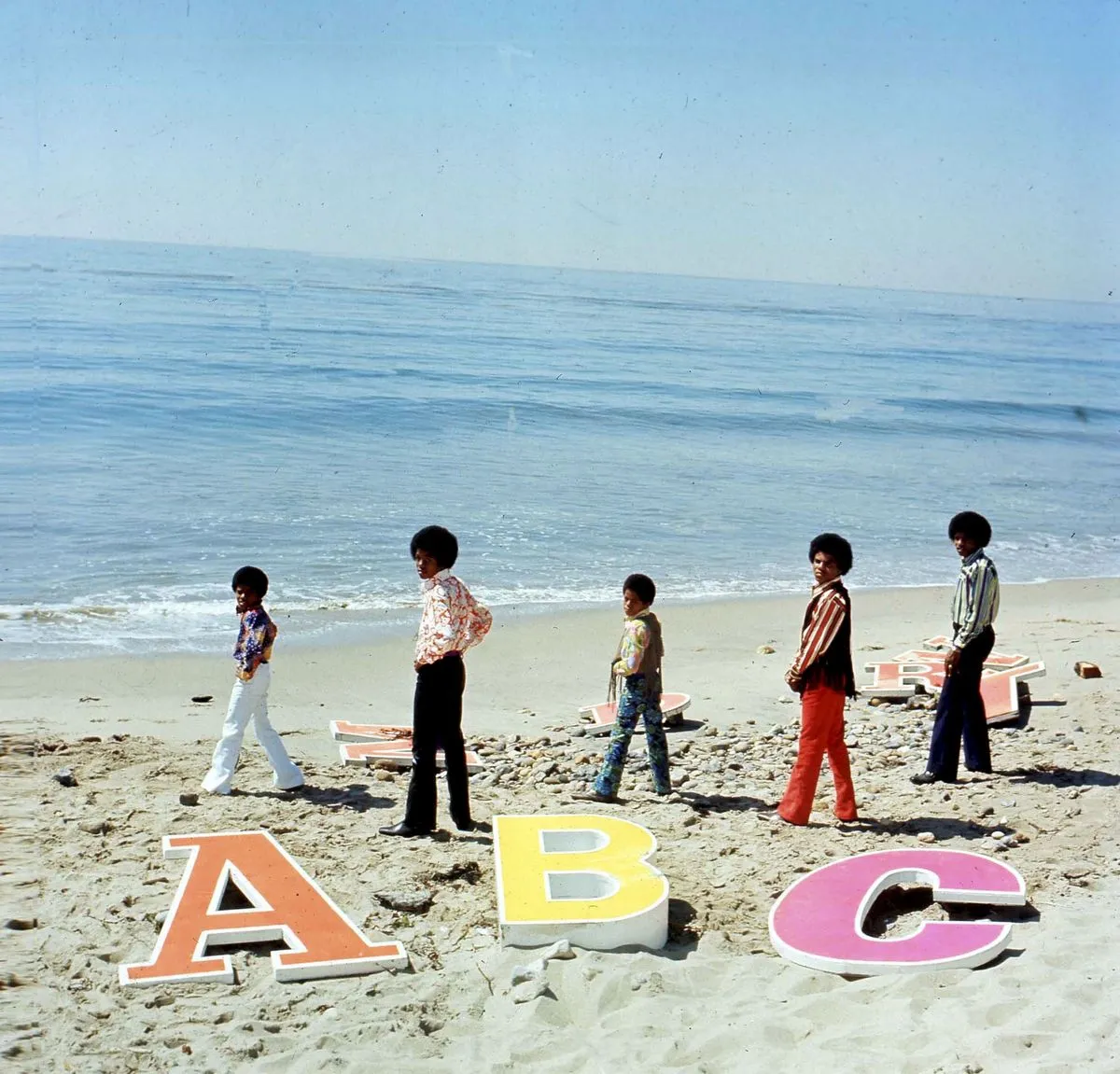 Imagens raras: Michael Jackson e Jackson 5 no ensaio fotográfico da música ABC | 950b443ef3c68b94fad86e0e038c33ad