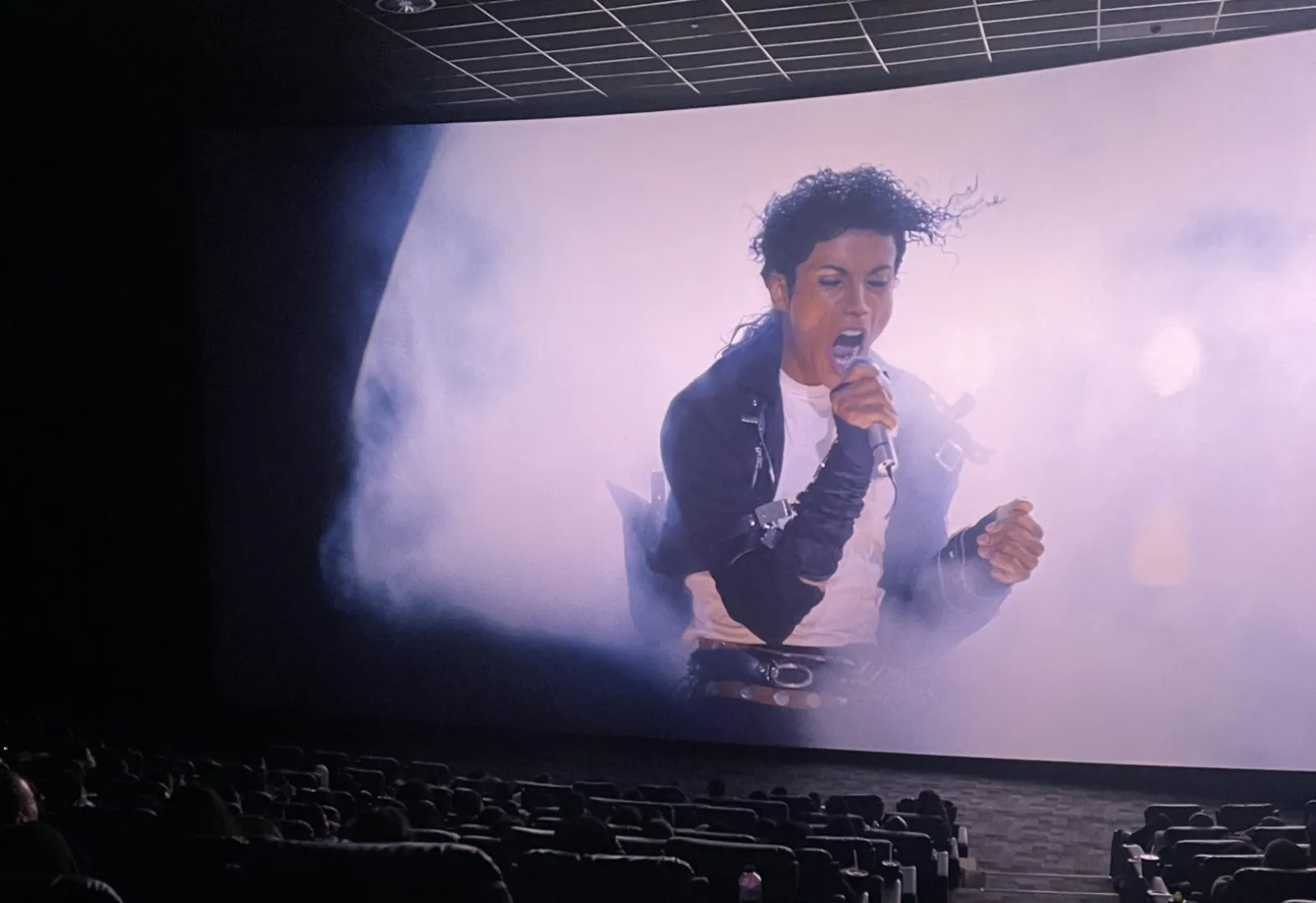 SUCESSO ABSOLUTO: Bilheteria da segunda semana de MICHAEL surpreende sites especializados | Assistindo o filme MICHAEL nos cinemas mjbeats.com .br scaled