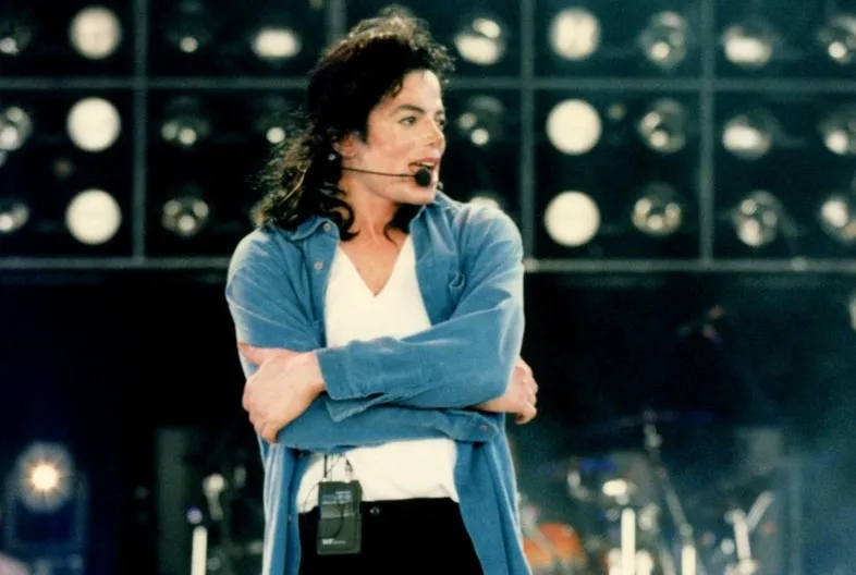 Thriller e mais cinco: Michael Jackson domina a Billboard 200 com seis álbuns simultaneamente | G06QyWKW8AAS2E