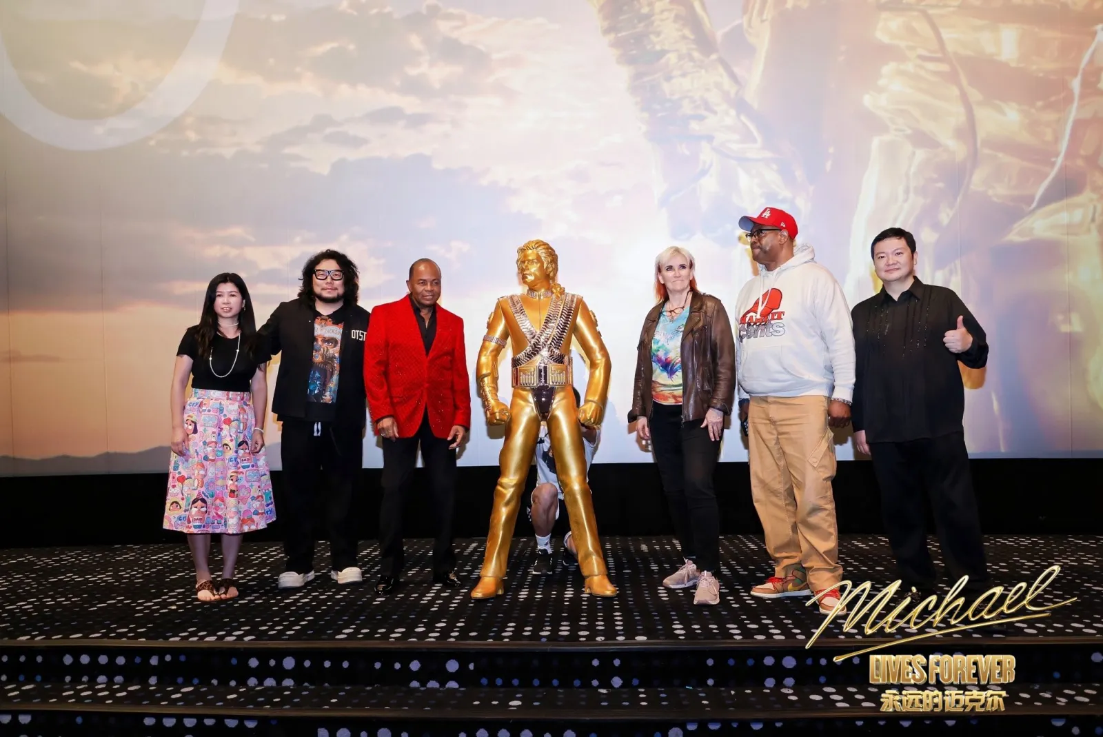 HHaD6IQbMAAM8cM-scaled Fãs chineses celebram Michael Jackson com mural de Dangerous e 16ª estátua HIStory