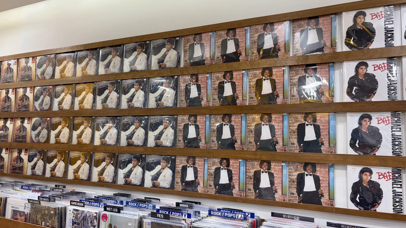 Antes da estreia, MICHAEL já transforma o Japão em um grande tributo ao Rei do Pop | HIp3Zw6aQAAdqyi scaled