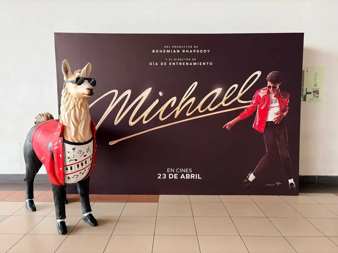 A lhama de MICHAEL que virou sensação nos cinemas do Peru | LHAMA Beat It mjbeats.com .br 2