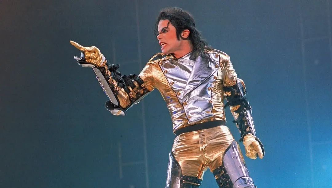 Michael Jackson conquista 17 canções com mais de 1 milhão de streams e segue no topo global | London UK. July 15 1997.michaeljacksonhistoryworldtour mjj mjjforever mjjfan mjjfam mjj