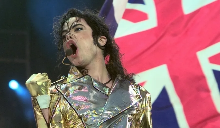 Sucesso do filme MICHAEL transforma álbum 'Thriller' em máquina histórica de hits no Reino Unido | MJ in UK 1997 mjbeats