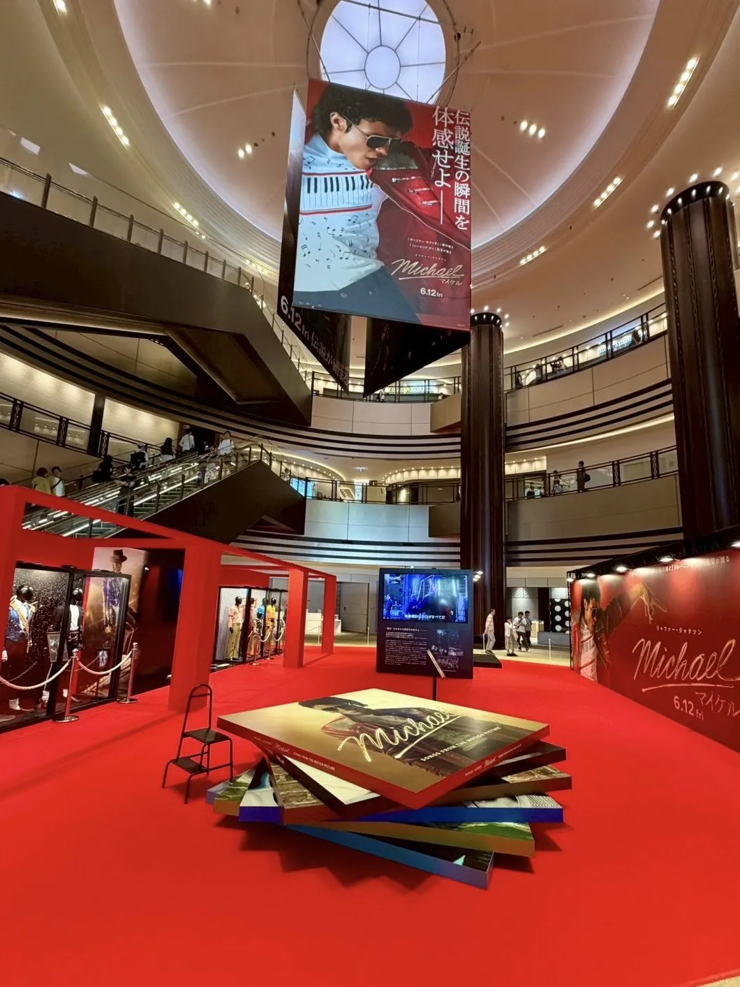 MJ2 Japão mergulha no universo de Michael Jackson com exposição especial do filme MICHAEL