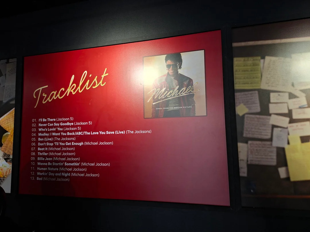 incredible-michael-biopic-pop-up-in-seoul-photos-inside-v0-s3gi2jx1voxg1 Após voltar ao topo nos EUA, MICHAEL prepara invasão gigantesca na Coreia do Sul