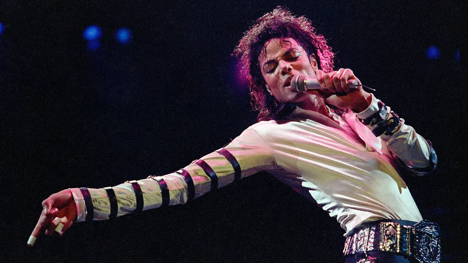 Michael Jackson: ''Human Nature'' volta ao Top 10 do Reino Unido 43 anos após lançamento 2 Michael Jackson: ''Human Nature'' volta ao Top 10 do Reino Unido 43 anos após lançamento | michael jackson white shirt perform ap scaled