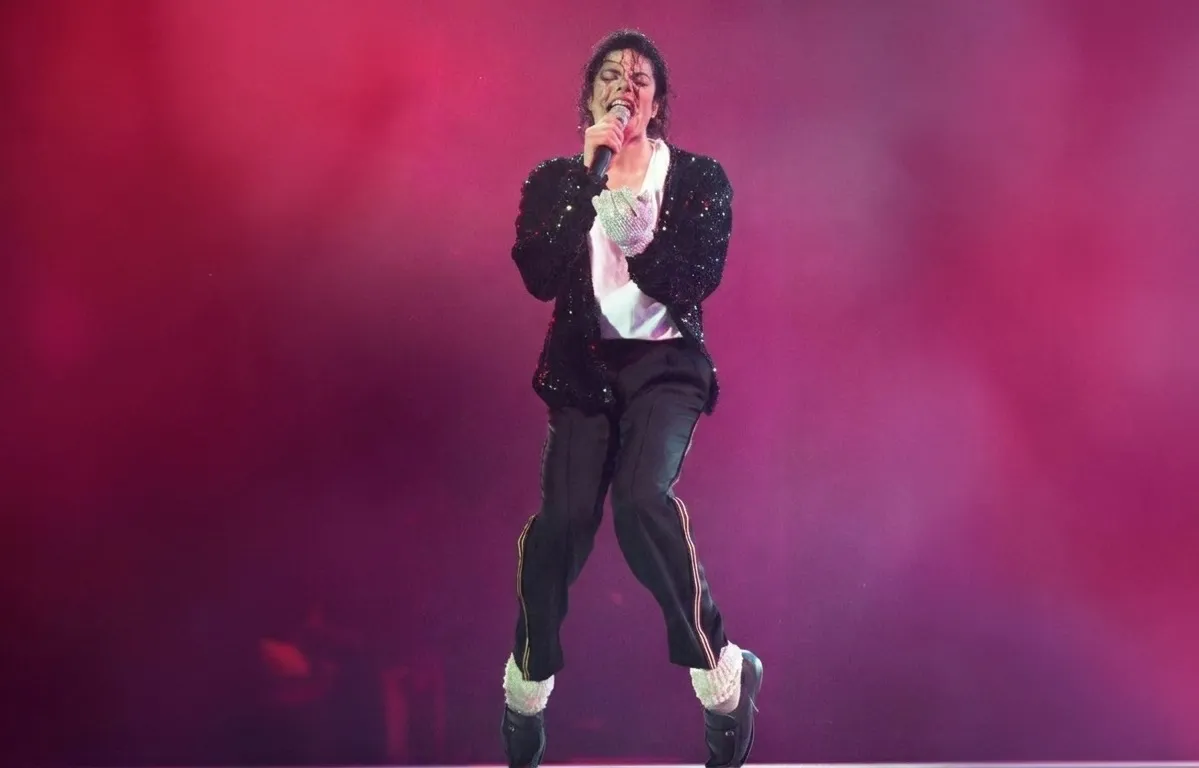 Com Billie Jean no topo mundial, Michael Jackson conquista as paradas globais com 13 músicas | mjbeats.com .br Billie Jean HWT