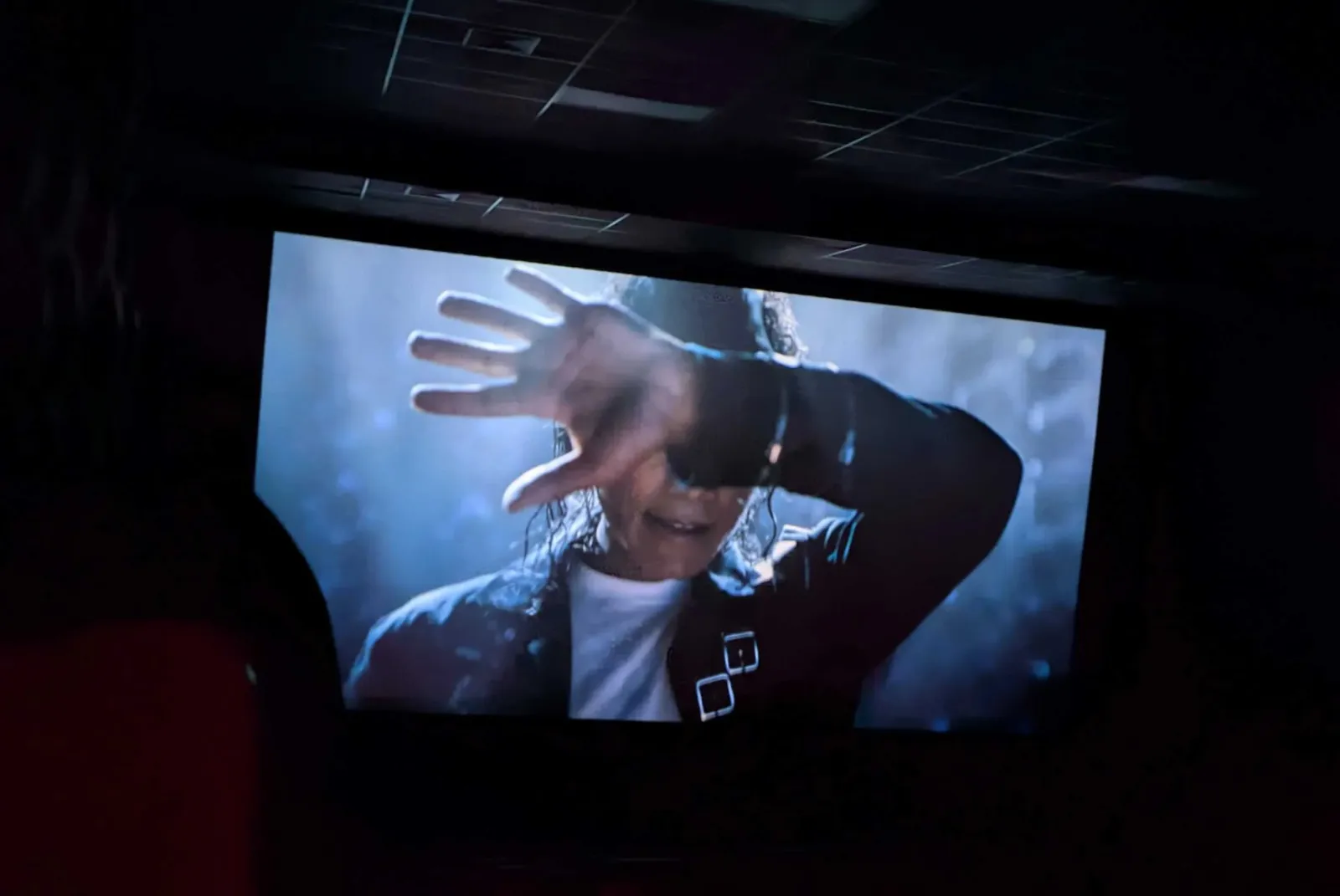 Cinebiografia de Michael Jackson continua atraindo público e mantém mais de 3 mil salas nos EUA | mjbeats.com .br Cinema filme MICHAEL scaled