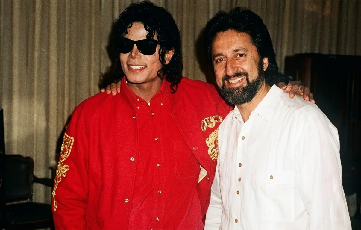 mjbeats.com_.br-Humberto-Gatica-e-Michael-Jackson-1987 De Thriller a MICHAEL: o engenheiro que reviveu o som do Rei do Pop