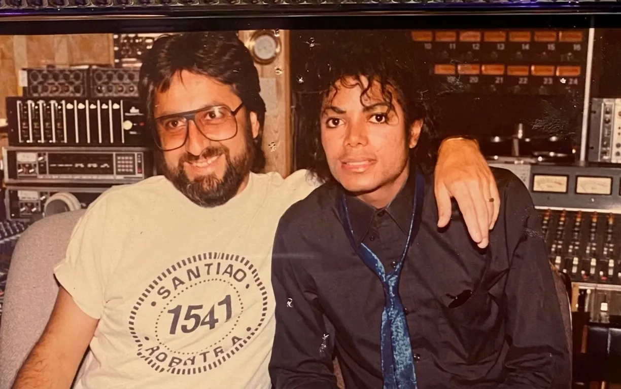 mjbeats.com_.br-Humberto-Gatica-e-Michael-Jackson De Thriller a MICHAEL: o engenheiro que reviveu o som do Rei do Pop
