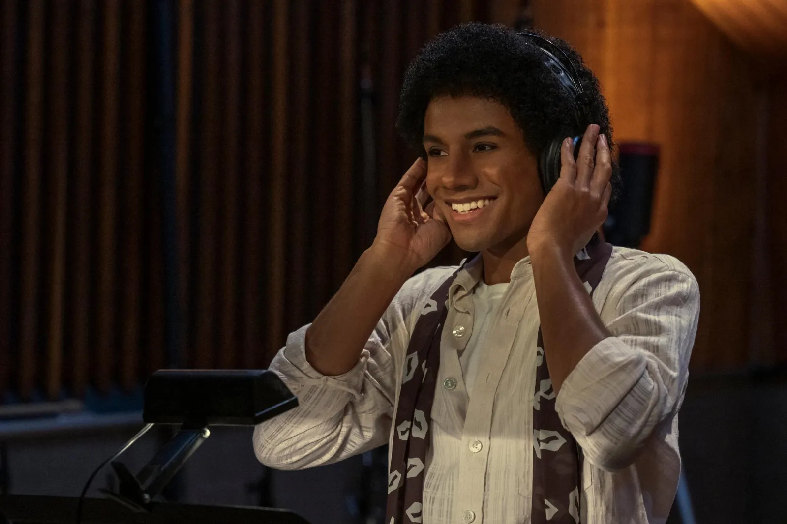 Michael Jackson quebra recordes no Spotify um mês após estreia de MICHAEL | mjbeats.com .br Jaafar Off the Wall scaled 1