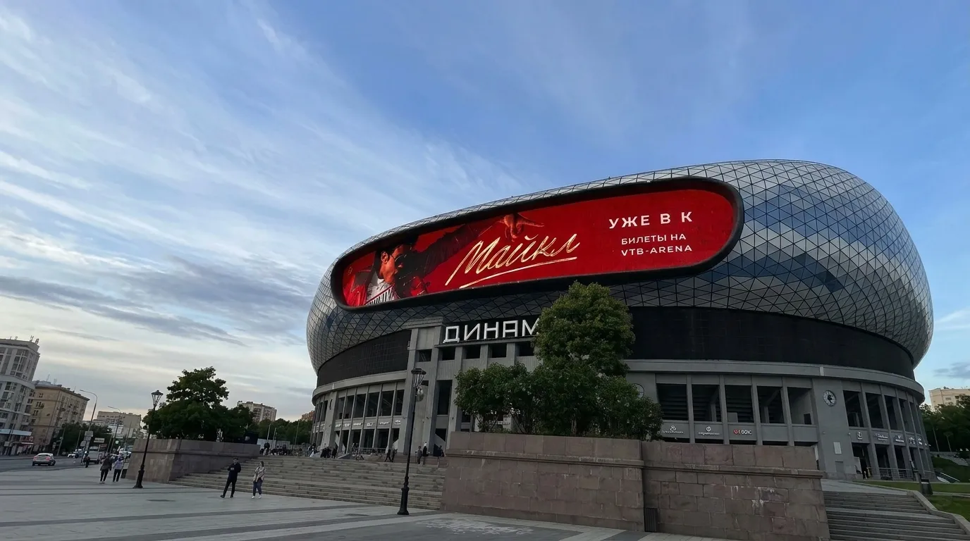 MICHAEL transforma estádio de futebol em cinema e reúne fãs de Michael Jackson em Moscou | mjbeats.com .br MICHAEL Filme Estadio Russia