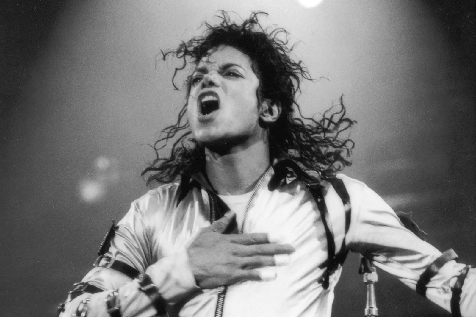 Álbuns e hits de Michael Jackson disparam após sucesso do filme MICHAEL | mjbeats.com .br Michael Jackson RECORDE scaled
