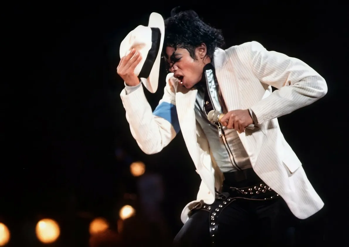 Rei da Música: Michael Jackson coloca vários clássicos entre os mais ouvidos do planeta | mjbeats.com .br Michael Jackson Smooth Criminal Bad Tour