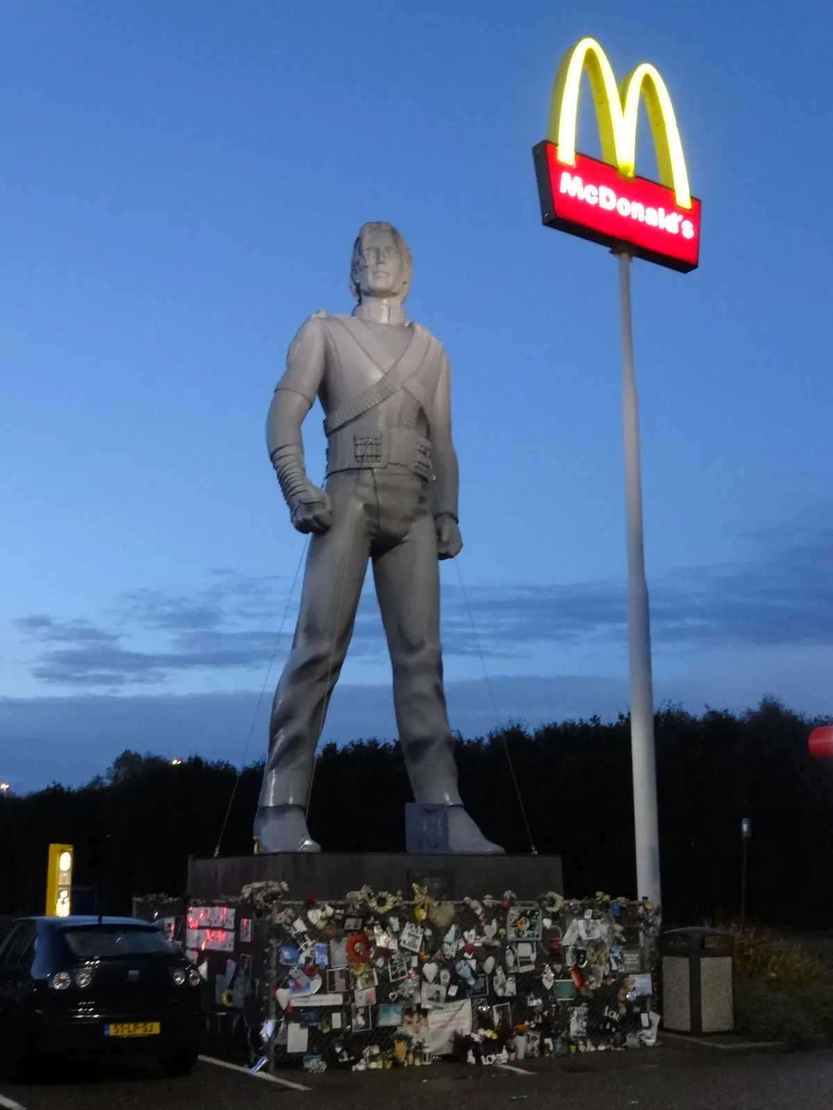 32249995761_4ac674bc3e_k-scaled Ela está de volta! A icônica Estátua de HIStory de Michael Jackson ganha um novo lar na Suécia