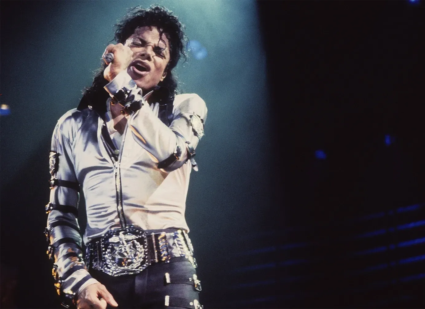 Michael Jackson mantém cinco álbuns na Billboard 200. Thriller completa 723 semanas! | HJ8KnKhbUAA99uo 1