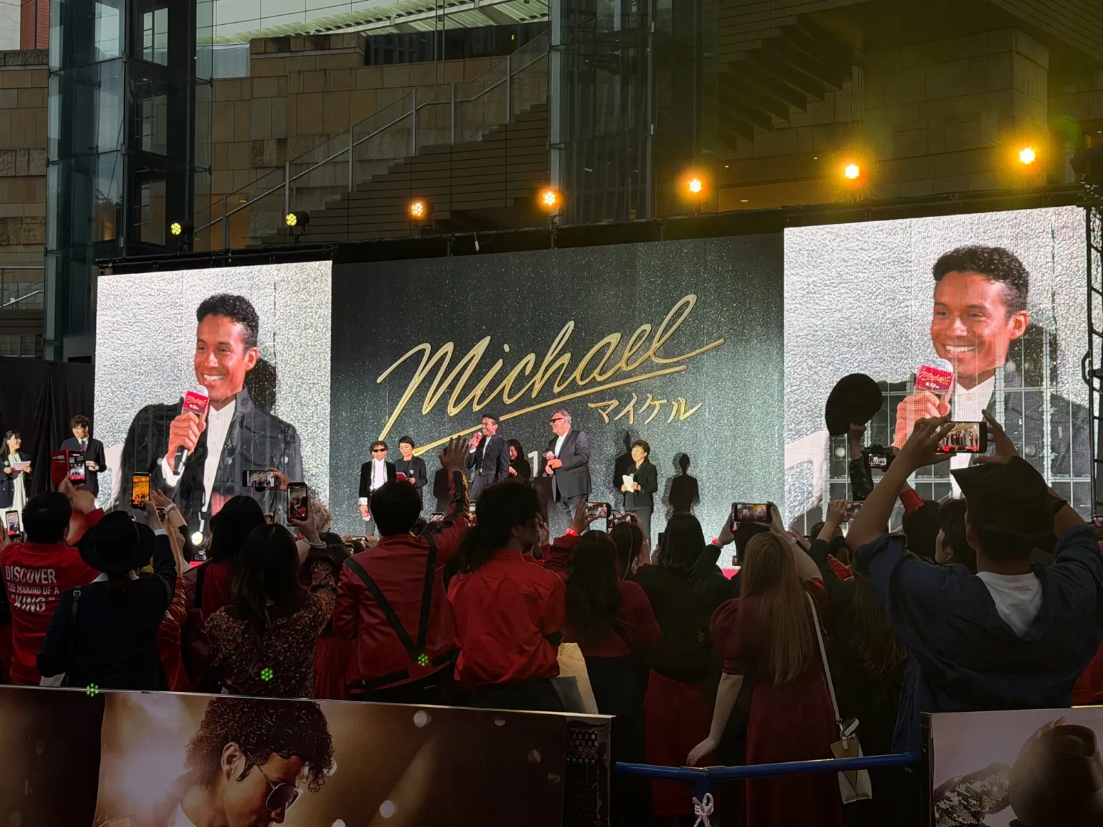 HJ9RLH8W4AAg-LV-scaled Japão recebe MICHAEL em noite histórica com Jaafar Jackson, Prince Jackson e o elenco