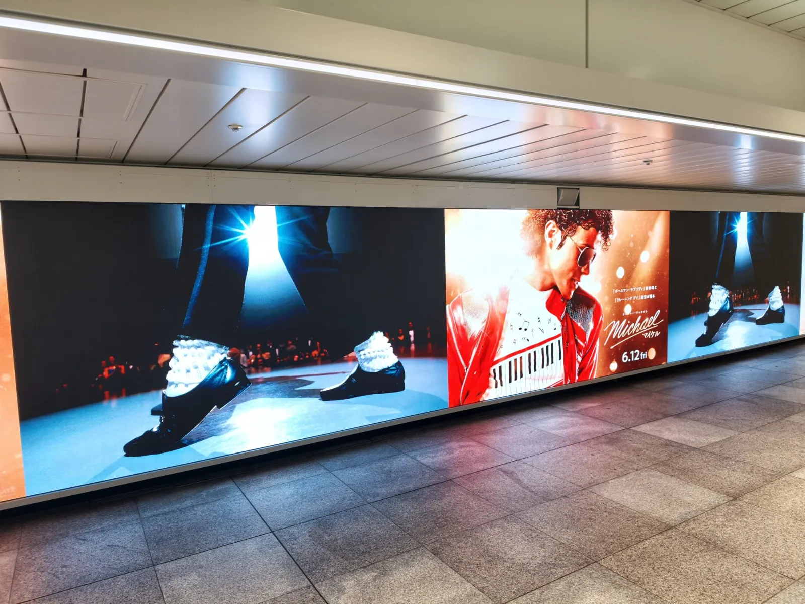 HKPsO6SbYAA4aeL-1-scaled Japão entra em modo MICHAEL e transforma estação de Tóquio em espetáculo promocional