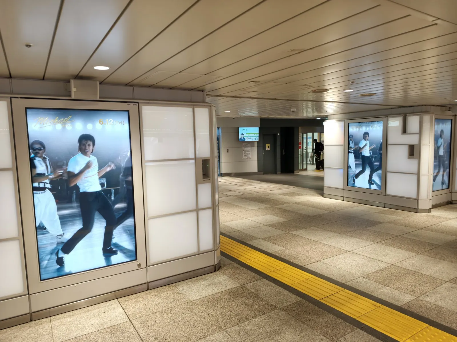 HKPsO75bAAAXpIw-scaled Japão entra em modo MICHAEL e transforma estação de Tóquio em espetáculo promocional