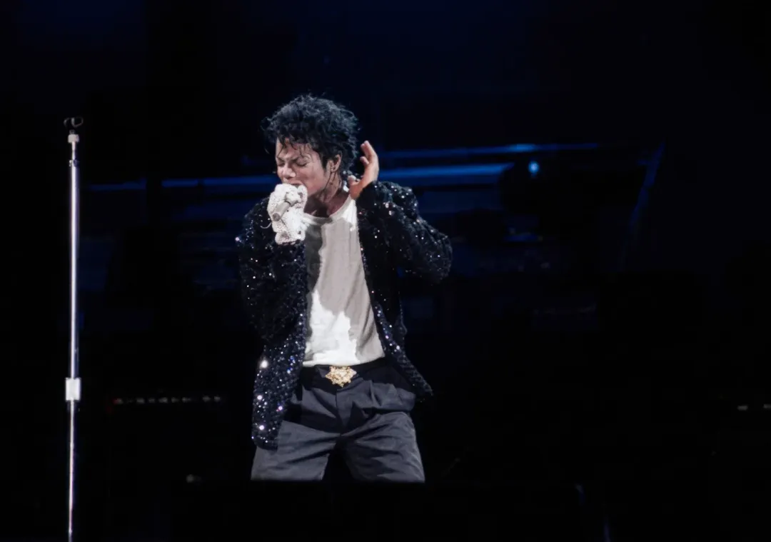 SUCESSO: Michael Jackson segue como o artista digital número #1 do mundo pelo 19º dia consecutivo | RARE 1988.05.23 24 ITA Concerts in Rome Italy•Michael Jackson performing in Rome Ital