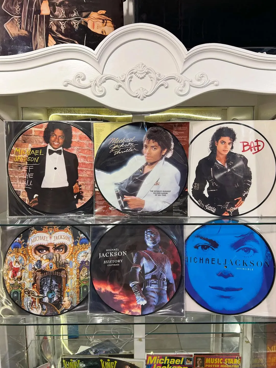 Você sabia que seis dos álbuns de estúdio de Michael Jackson foram lançados em edição picture disc? 1 Você sabia que seis dos álbuns de estúdio de Michael Jackson foram lançados em edição picture disc? | SaveClip.App 627709246 18304112329272993 6302699093808485990 n