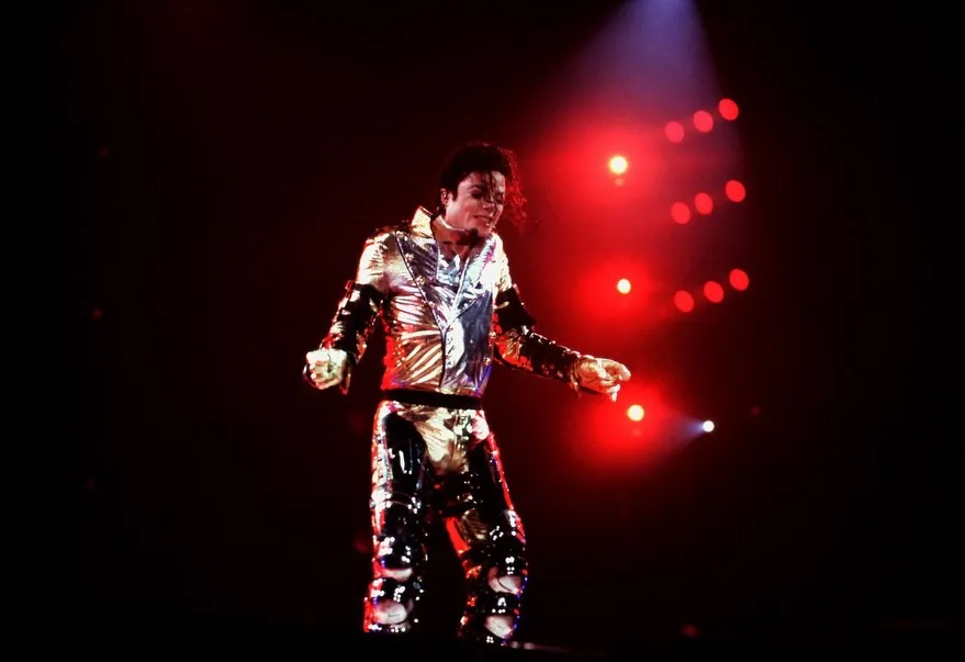 SaveClip.App_703762077_18583020079029942_7324168924720425562_n Fotógrafo revela imagens históricas de Michael Jackson durante a HIStory World Tour em Singapura 1996