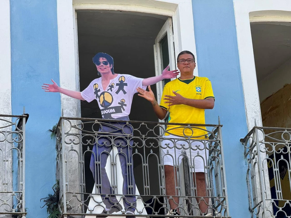 binho-gomes-da-silva-com-a-imagem-3305379-article Varanda de Michael Jackson no Pelourinho recebe homenagem renovada