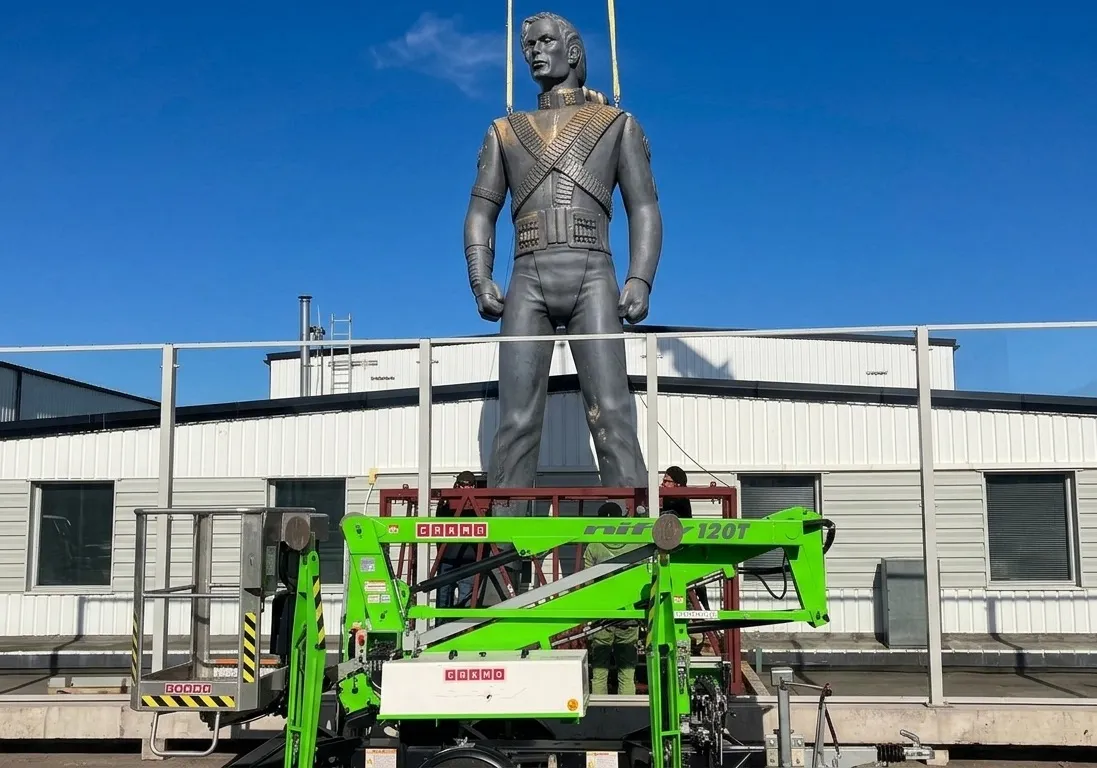 Ela está de volta! A icônica estátua de HIStory de Michael Jackson ganha um novo lar na Suécia | mjbeats history statue